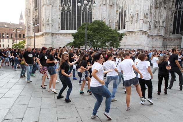 allievi centro danzaricerca di agnese riccitelli in un momento del flash mob milano back to school