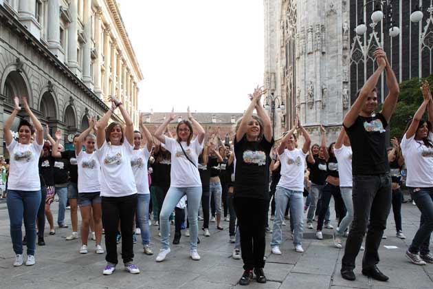 Alcuni allievi del Centro Danzaricerca di Agnese Riccitelli, momenti del flash mob milano back to school