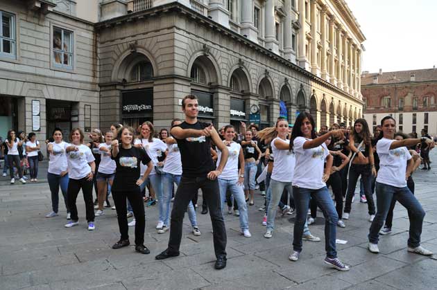 Alcuni allievi del Centro Danzaricerca di Agnese Riccitelli, in un momento del flash mob milano back to school
